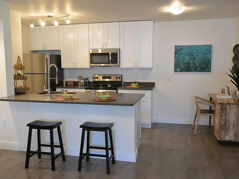 Innovo Living on Sunrise — Photo 9