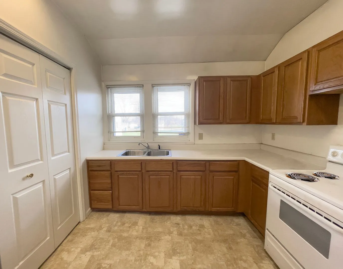 Coming Soon: 9011 W Jackson St! 3 Bedroom 1 Bath! Pet Friendly! Yorktown School District — Photo 3