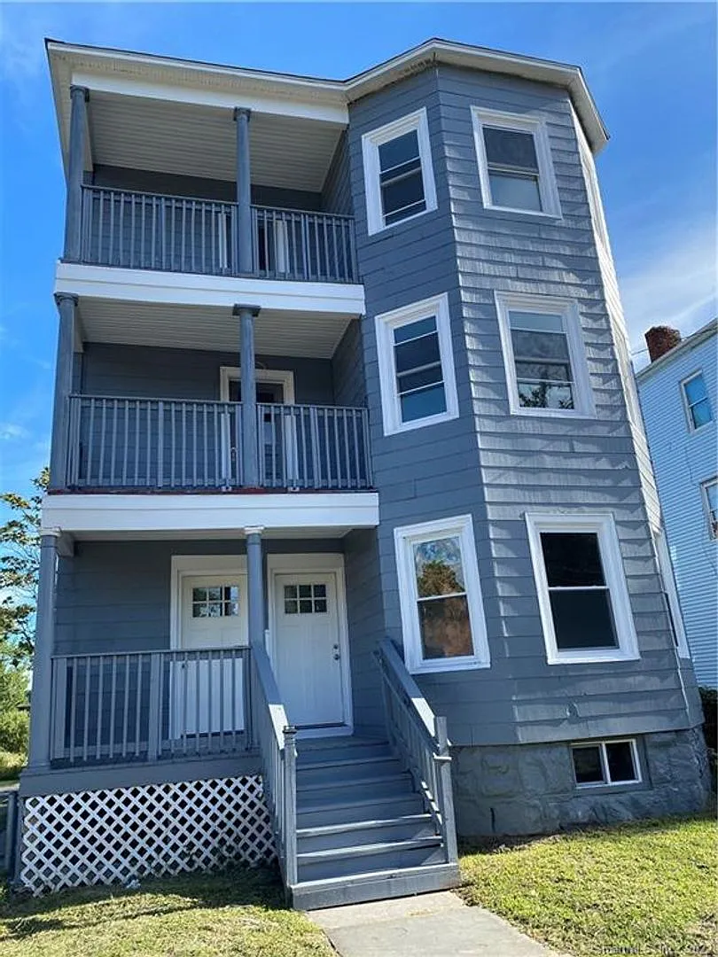 Newly Remodeled 3 Bedroom on 1st Floor — Photo 2