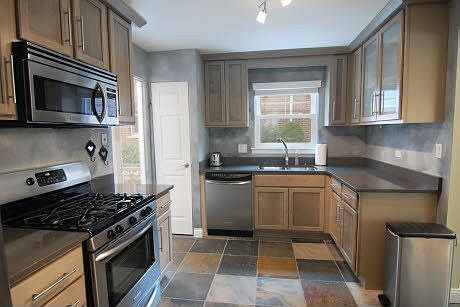 3rd image of 4557 Clausen Ave