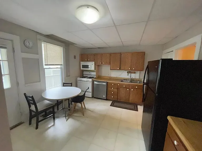 414 E Marshall St — Photo 7