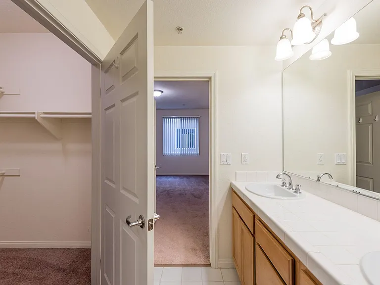 Glenoaks Villas — Photo 91