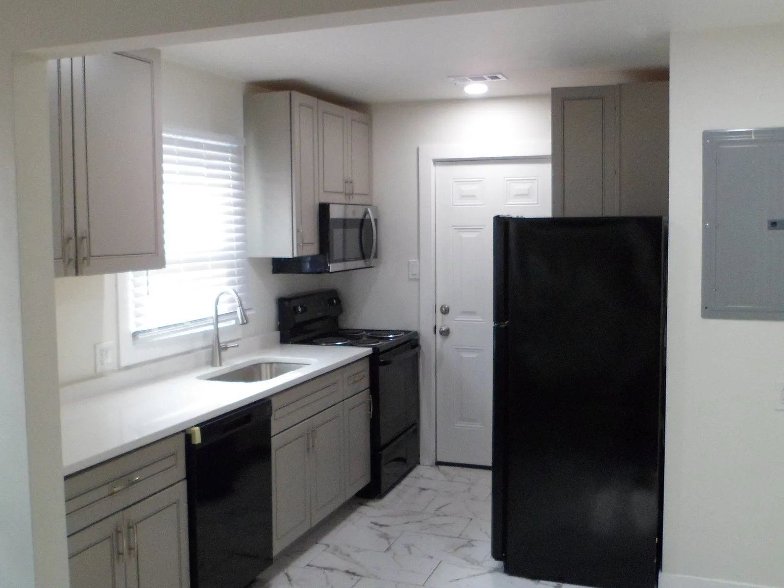 3 bed, 864 sqft, $1,800 — Photo 3