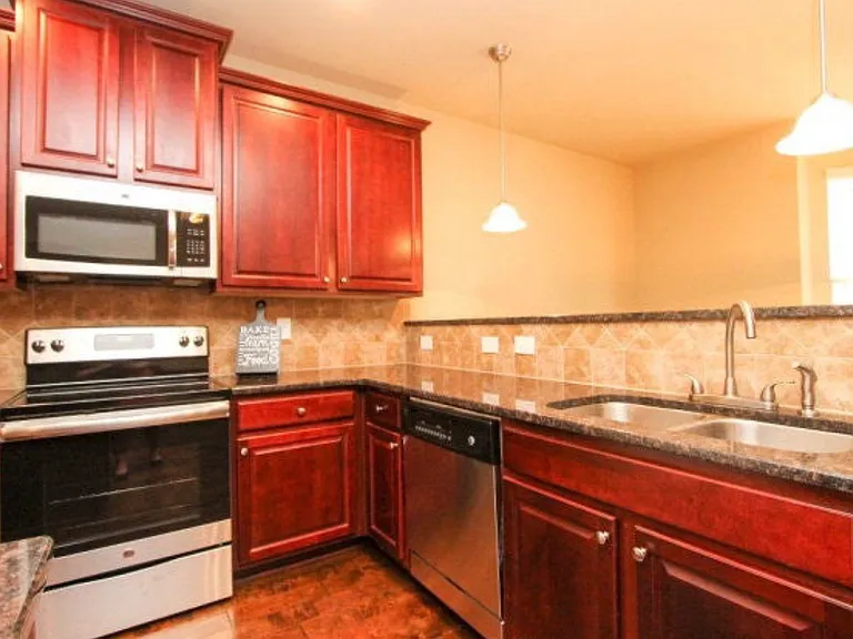 2771 Huntcliffe Dr — Photo 3