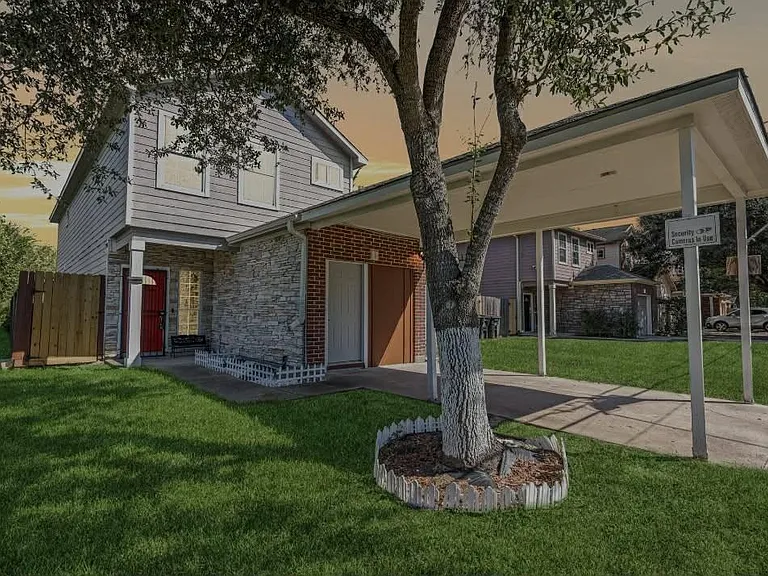 7902 Dyer St — Photo 1