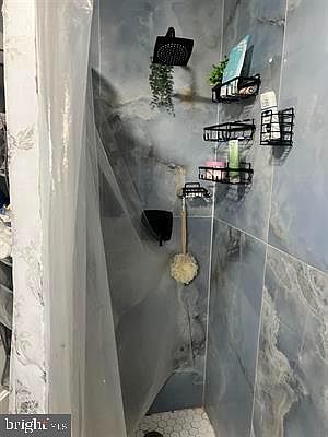 3rd image of 505 Oak St E