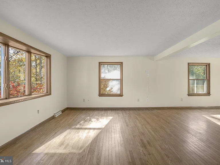 22397 Armstrong Dr — Photo 20