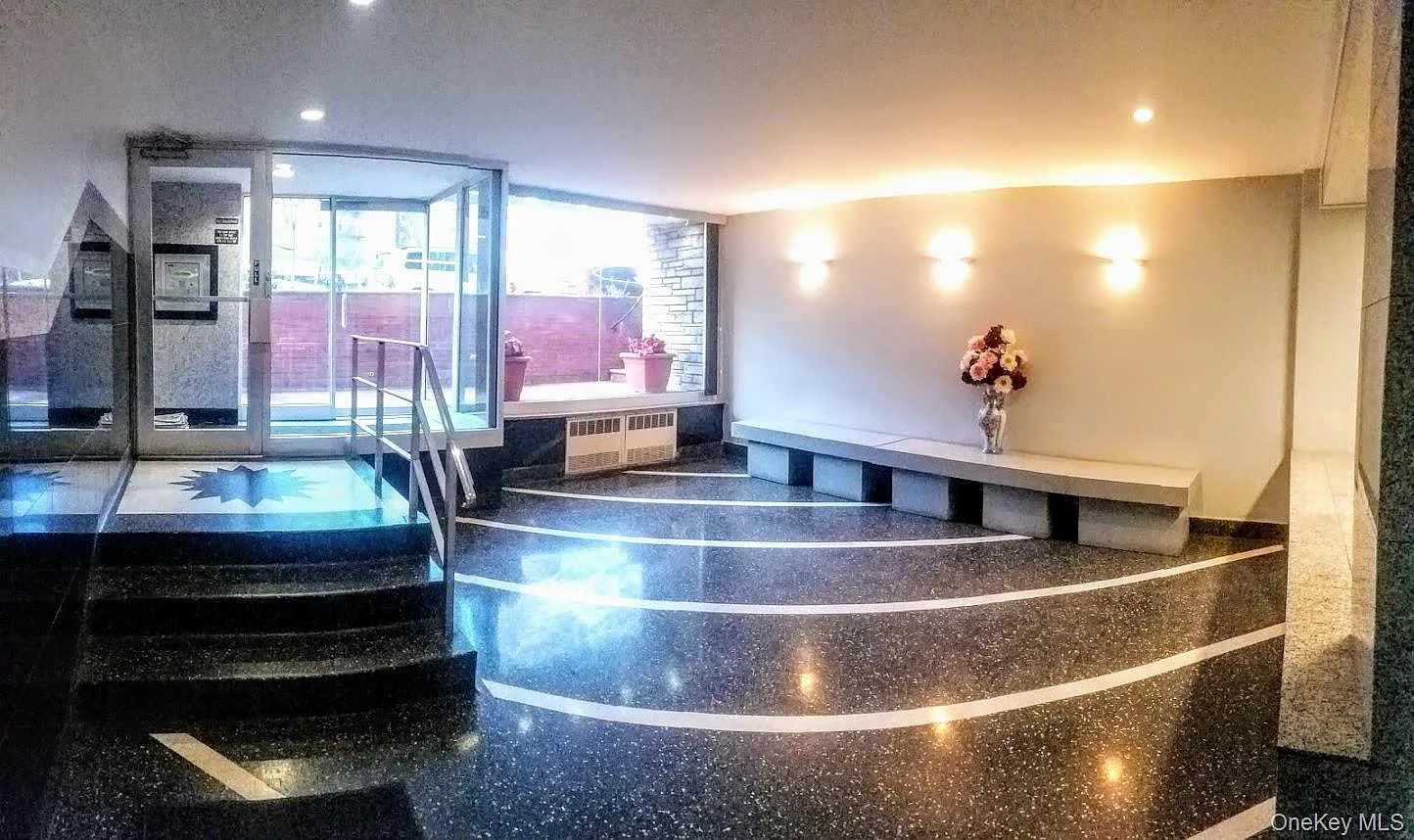 1 bed, 1.0 bath, 700 sqft, $2,200 — Photo 2