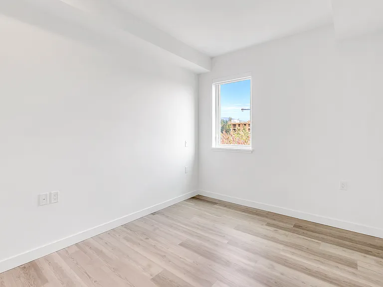 127 E 12th St — Photo 22