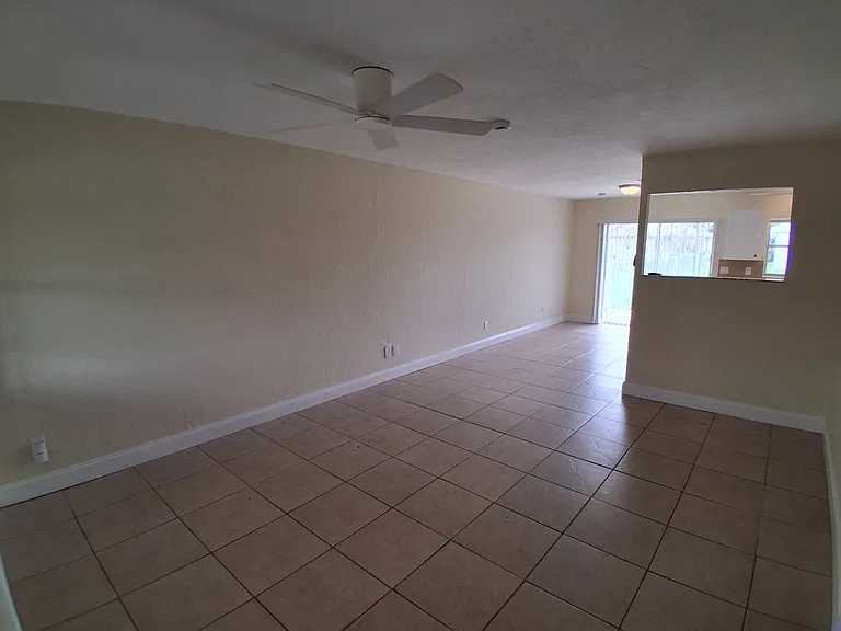 913 SE 14th Ter #915 — Photo 6