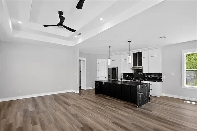 3 bed, 2.0 bath, 1919 sqft, $2,300 — Photo 3