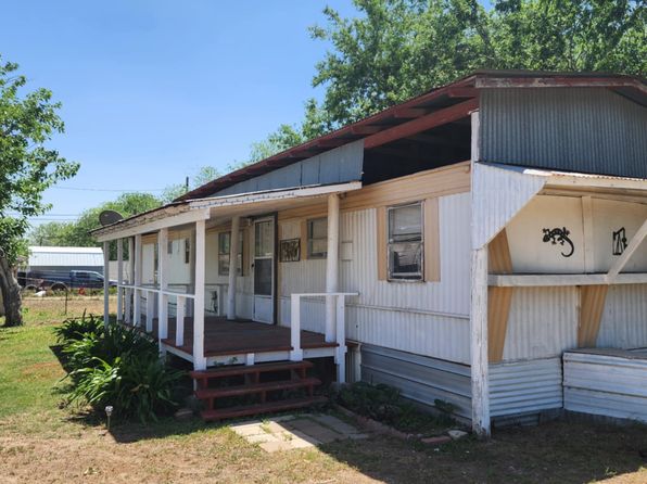 814 Palm Street, Jourdanton, TX 78026