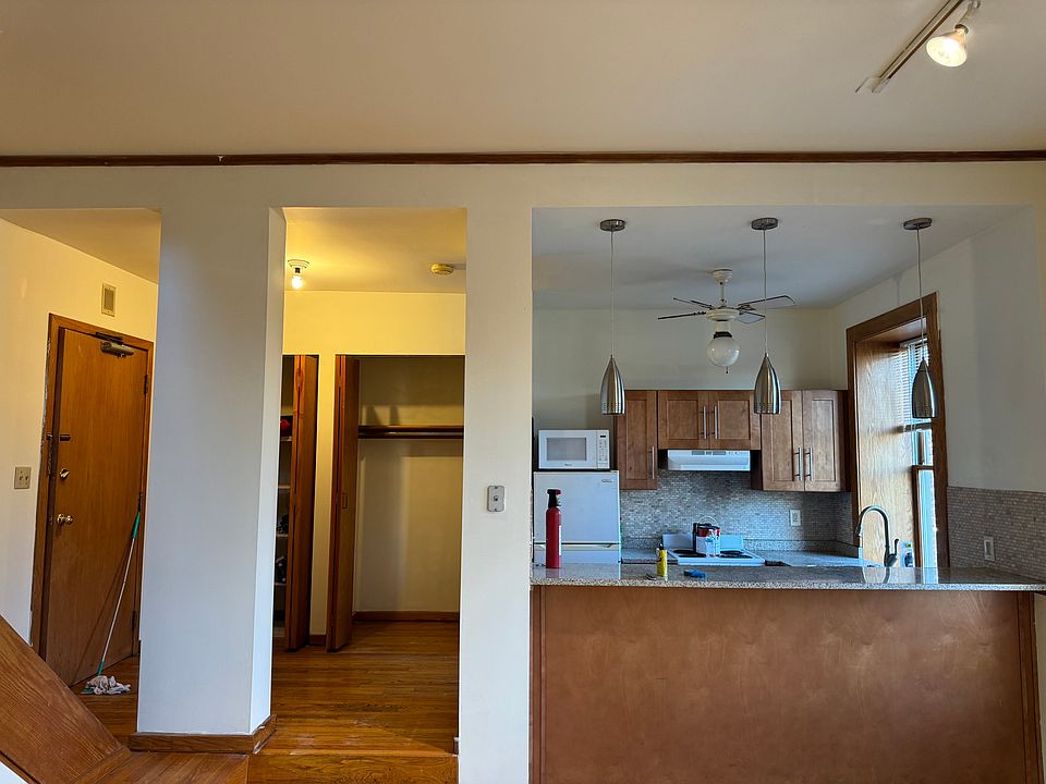 Open kitchen/ breakfast island overlooking living room.
The kitchen has electric cooking range , maple cabinets and granite countertop.