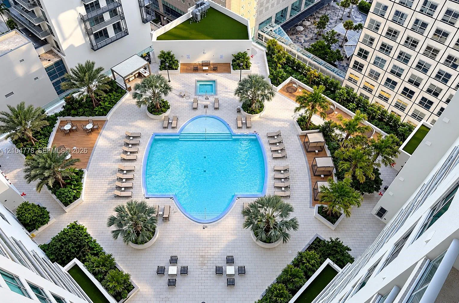 Met 1 Condo — Photo 1