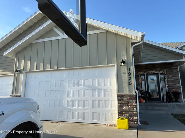 1925 Canyon Dr, Dickinson, ND 58601
