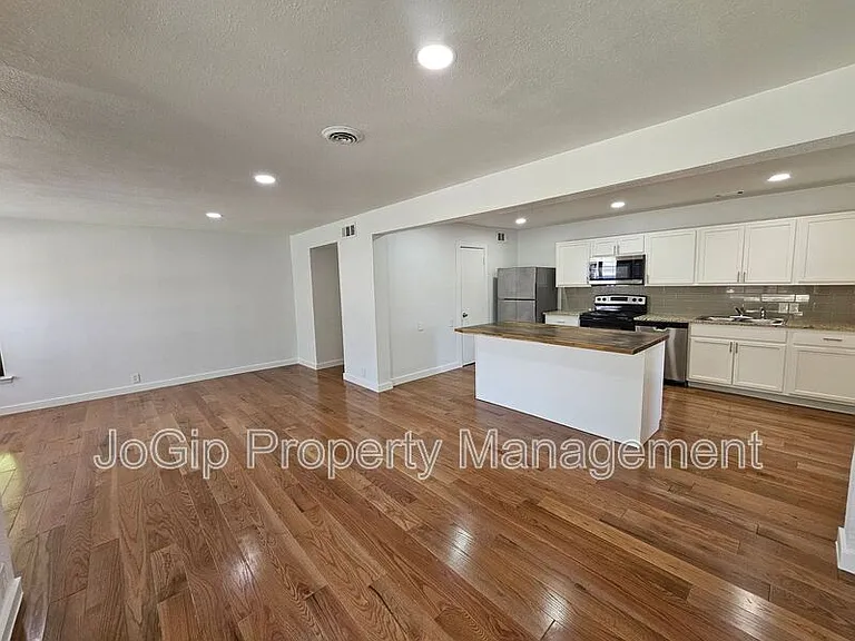 2402 Housley Dr — Photo 6