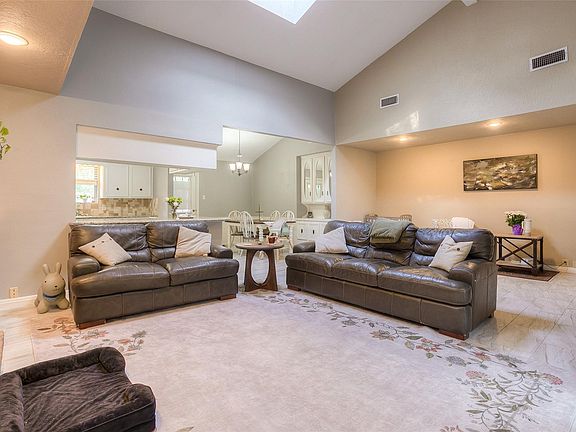 5th image of 404 River Oaks Dr
