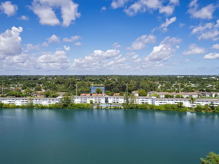 Lakeshore Presidential Apartments — Photo 6