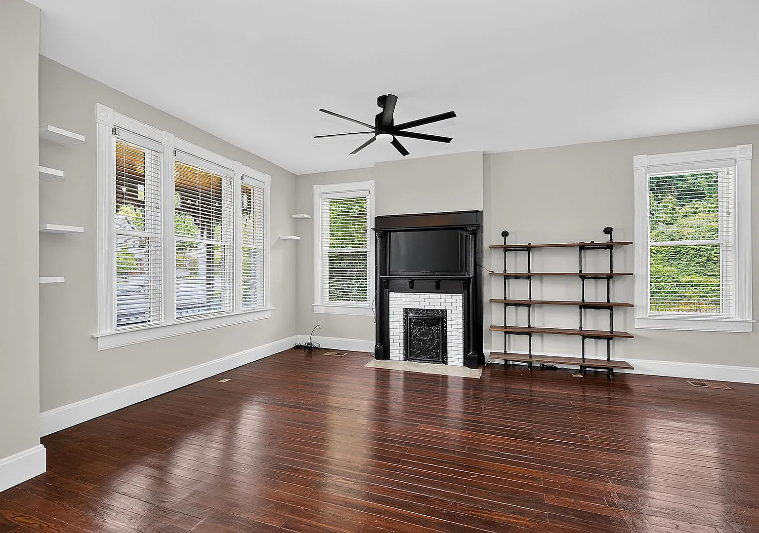 Northside- Charming 4 Bed 3.5 Bath — Photo 4