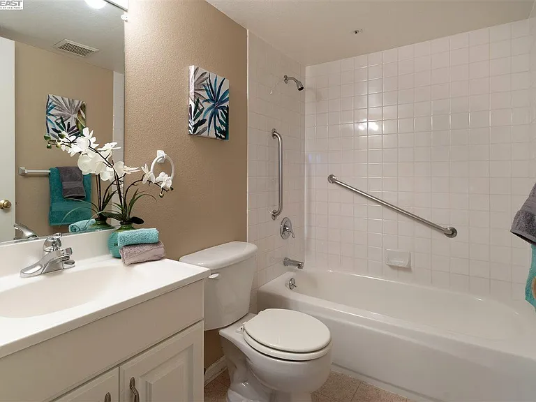 2210 Parnassus Ct #102 — Photo 2