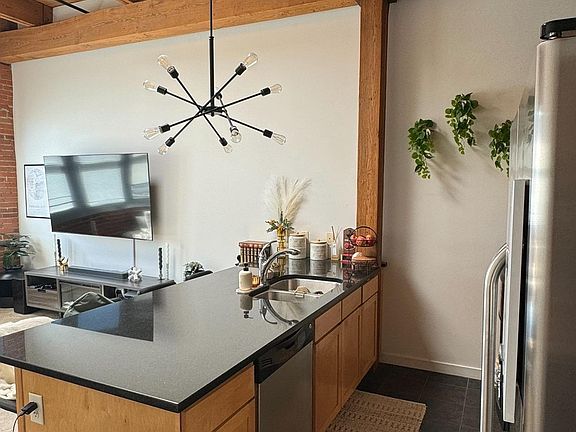 3rd image of 712 Broadway Blvd #805