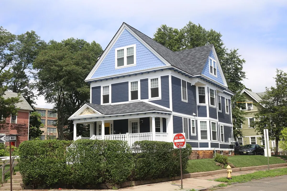 Renovated Historic Victorian house with Modern Interior - 215 Winchester Ave #1