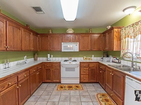 3rd image of 1305 E Camellia Dr