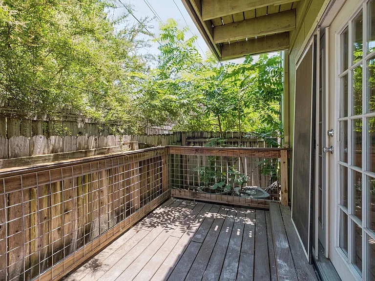 2110 Kinney Ave — Photo 21