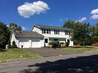 3 Londonderry Dr, Flemington, NJ 08822