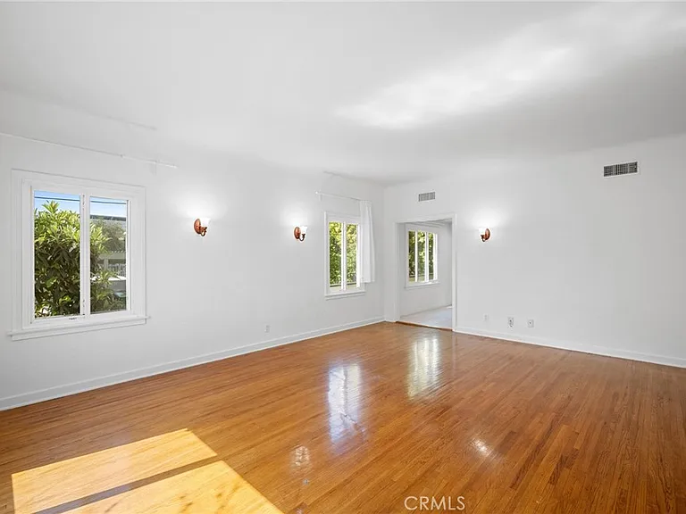 216 E Windsor Rd #2 — Photo 4