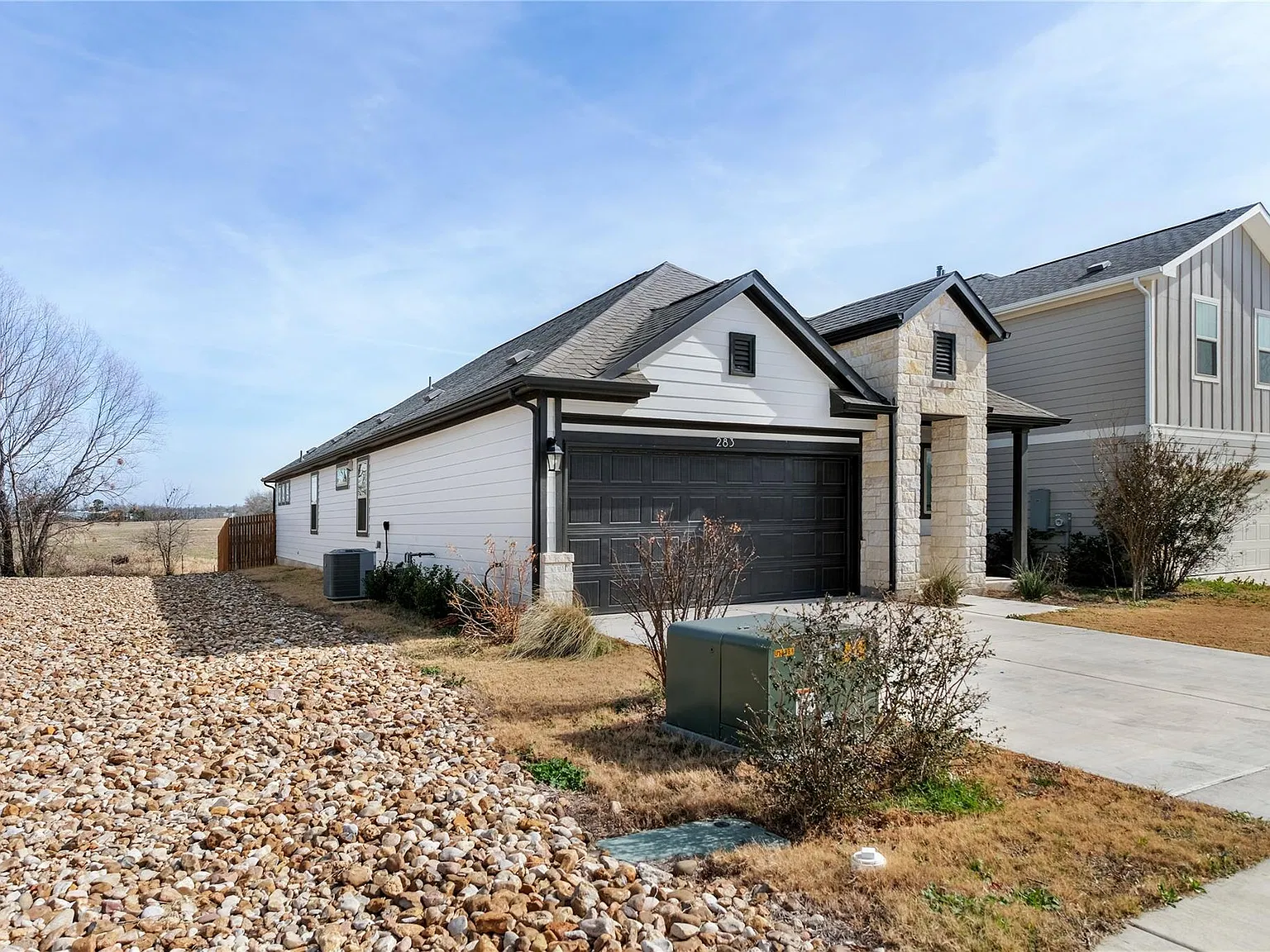 3 bed, 2.0 bath, 1628 sqft, $1,995 — Photo 2