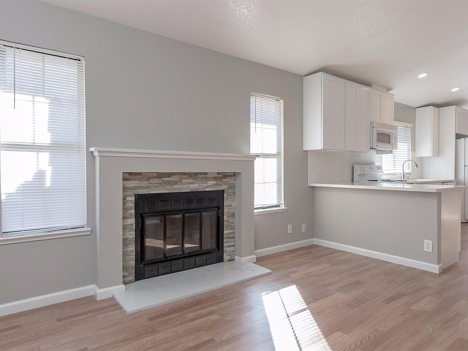 1st image of 470 Hawthorne Dr
