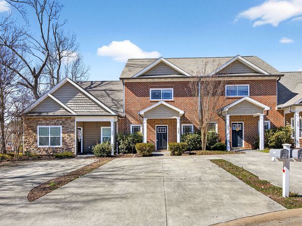 1703 New Castle Dr NE