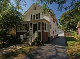 208 Division St, Geneva, IL 60134