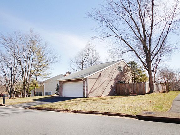 2nd image of 204 W Meadowland Ln