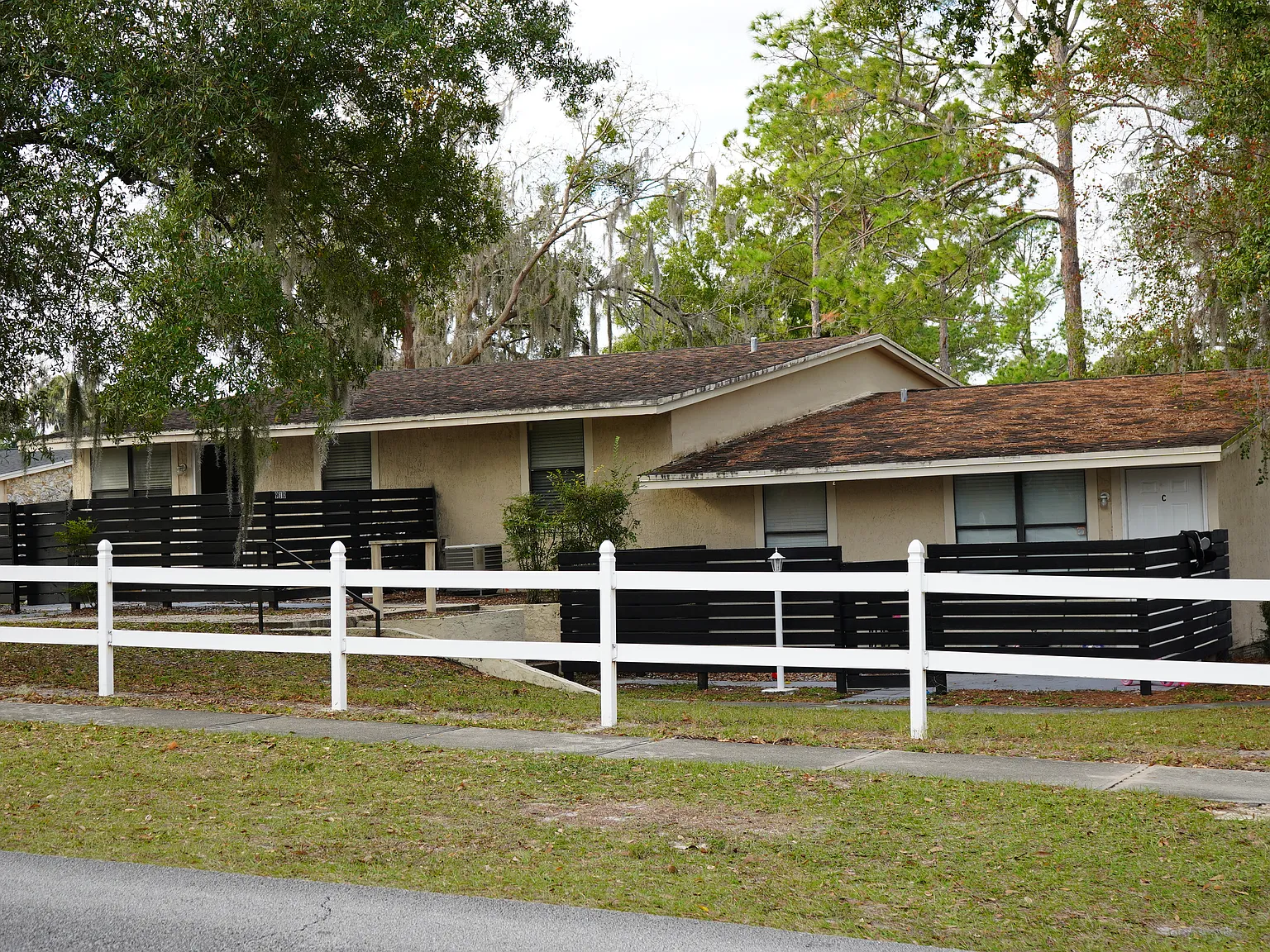 Laurel Oaks — Photo 4