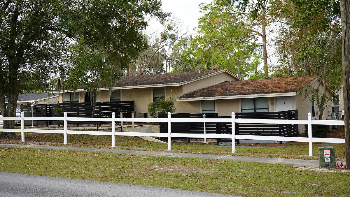 Building Photo - Laurel Oaks