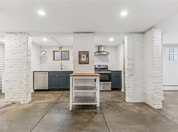 5th image of 919 Clouet St