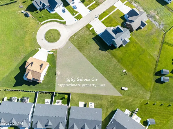5963 Sylvia Cir, Grand Forks, ND 58201