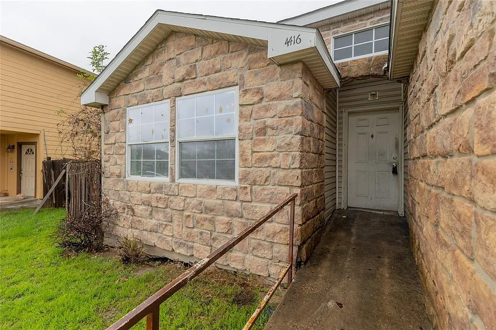 3 bed, 2.0 bath, 1232 sqft, $1,600 — Photo 3