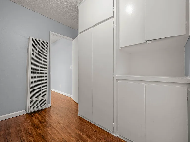 5900 Reseda Blvd — Photo 10