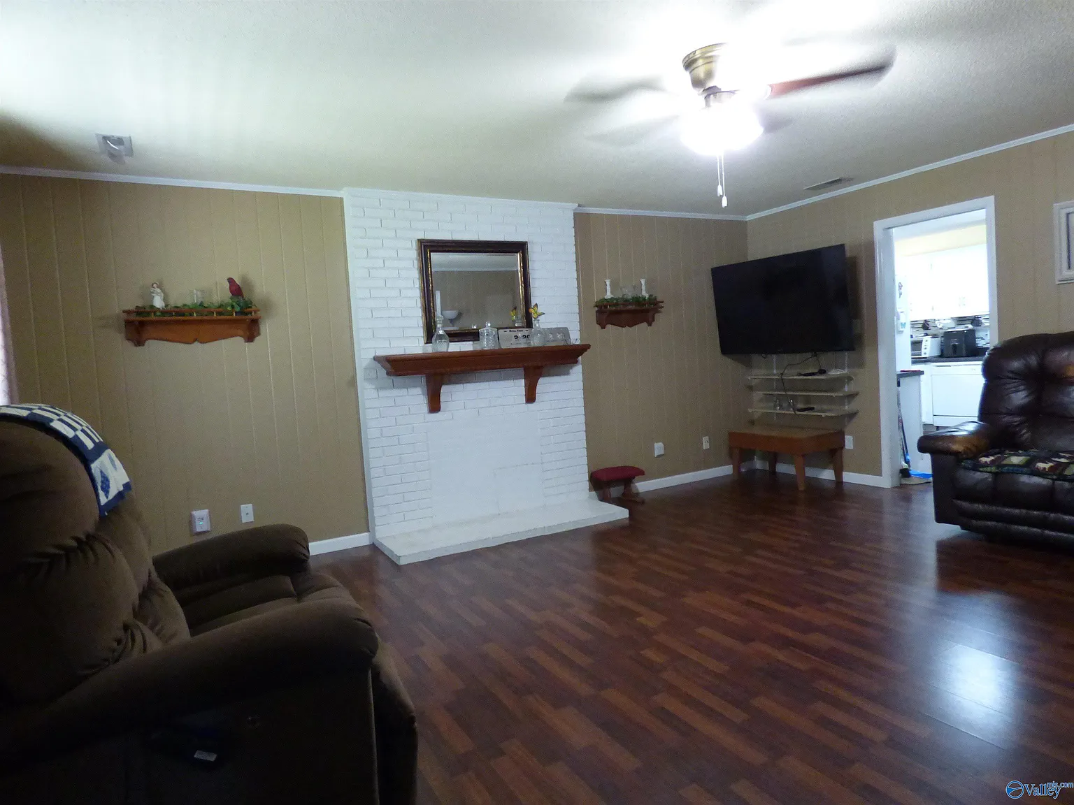 3 bed, 2.0 bath, 1900 sqft, $2,000 — Photo 2