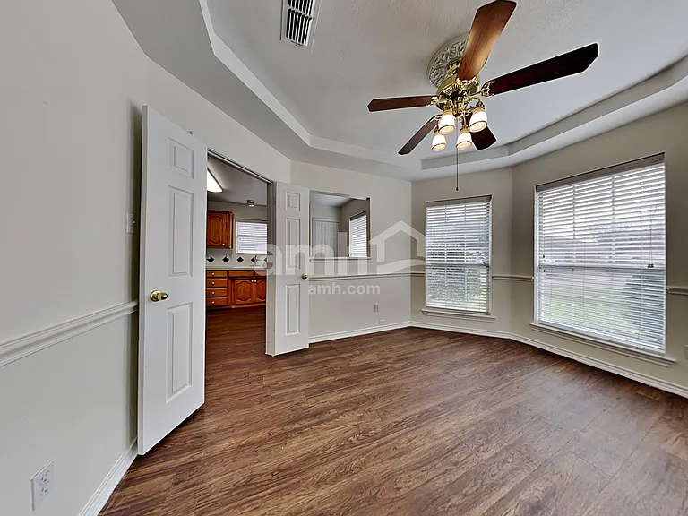 1082 Springhill Dr — Photo 6