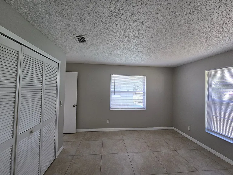 702 SE 47th St #4 — Photo 15