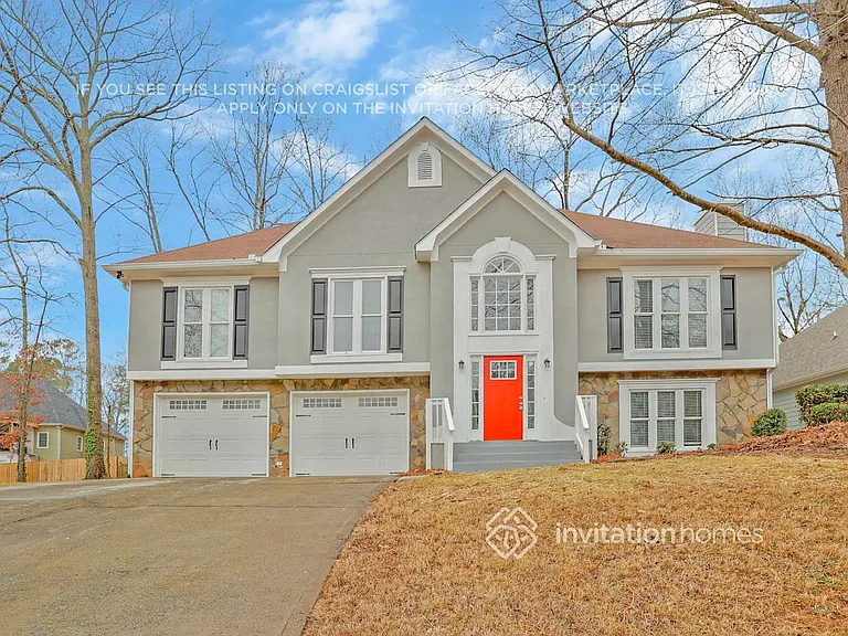 307 Clubhouse Ct NW — Photo 2