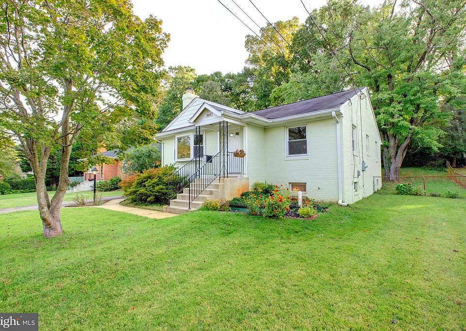Welcome to 3033 Crane Dr Home!