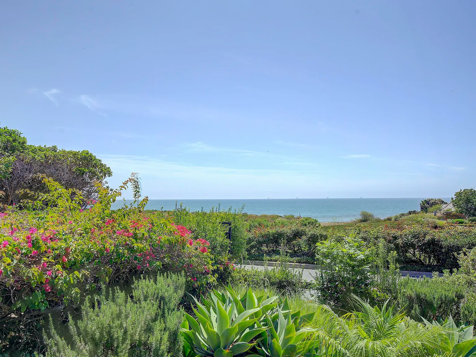 2 bed, 2.0 bath, 1721 sqft, $9,600 — Photo 3