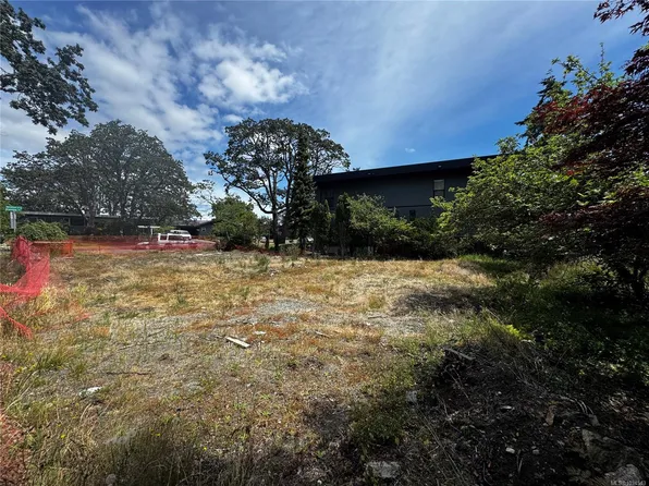 2501 Wootton Cres, Oak Bay, BC V8R 5M7