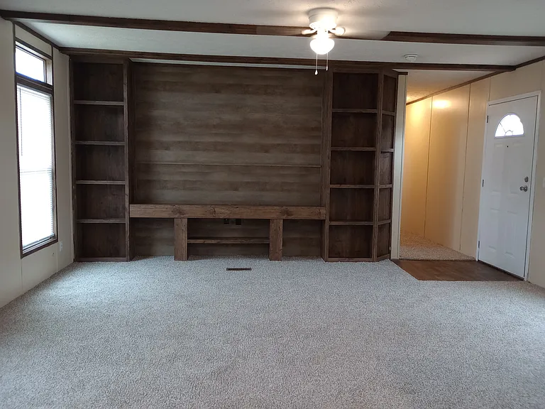 914 Western Trl — Photo 2