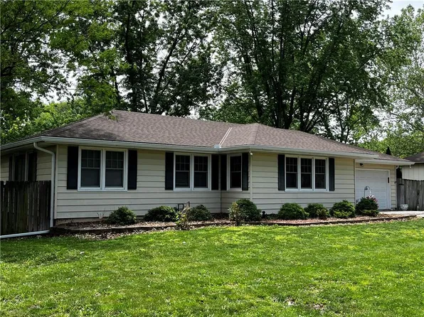 107 SW 19th St, Oak Grove, MO 64075
